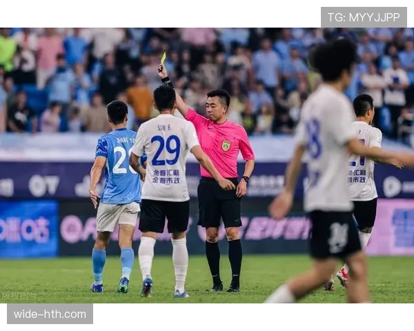 被换下球员场边抗议，裁判为何仍能出牌？