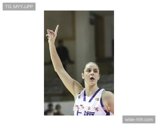 刷到彭帅街拍——赛场冷面女王下班竟然像个拼命剁手的凡人，怎么看都违和