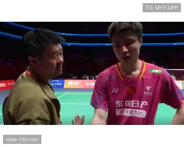 石宇奇上场像要把球拍掰断，下了场像去便利店扫码付钱的邻家哥，反差真带劲