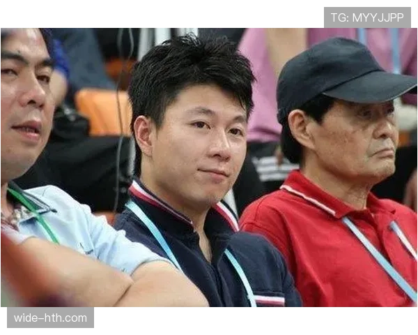 李小鹏私下像个会叠毛巾的邻家大叔，奥运冠军的反差感把我震到了